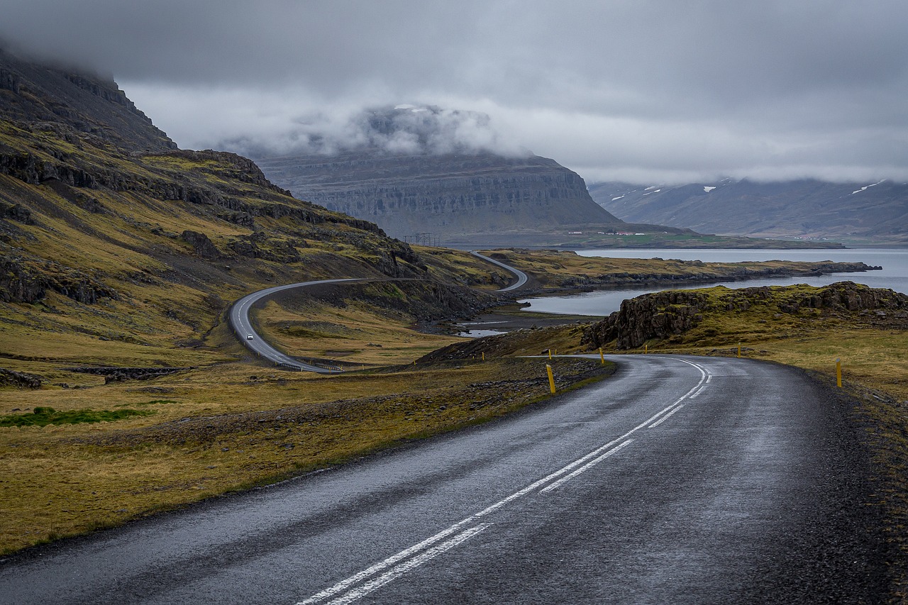 découvrez l'importance de la sécurité routière, les meilleures pratiques pour prévenir les accidents et les mesures essentielles pour protéger les conducteurs, les passagers et les piétons sur nos routes.